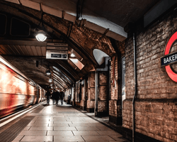 Привид на Різдво: легенда про жінку в червоному шарфі продовжує лякати пасажирів метро