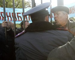 Один из чернобыльцев, ломая забор, вывихнул руку