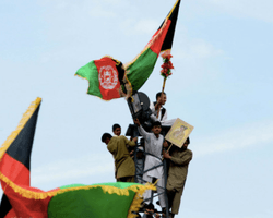 Талибы открыли огонь по гражданам, размахивавшим национальным флагом Афганистана (видео)