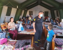 На КПВВ "Новотоицкое" живут 13 взрослых и 2 детей,  которых боевики не пускают в ОРДЛО