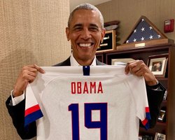 Барак Обама отключил комментарии в Instagram: его завалили просьбами помочь афганцам