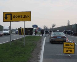 В Донецке автобус столкнулся с грузовиком: 12 человек в больнице
