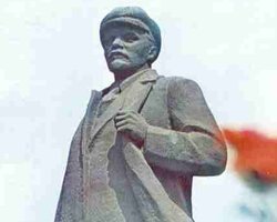 В Херсоне забросали краской памятник Ленину