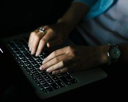 Цензура, запрет СМИ и преследования: исследователи оценили свободу интернета в РФ и Украине