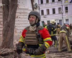 "Серед руїн, диму, сліз та болю": у поліції показали перші хвилини після удару по Сумах (відео)