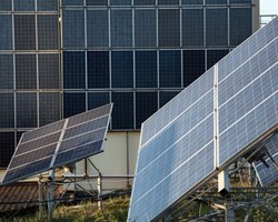 Мешканцям багатоповерхівок компенсують 40% вартості сонячних панелей: які умови