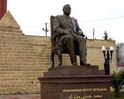 В Азербайджане демонтировали памятник Мубараку