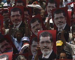 Семья Мурси намерена подать в суд на военных