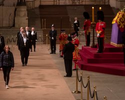 Останньою скорботною, що попрощалася з королевою, стала військовослужбовиця, яка відстояла в черзі двічі