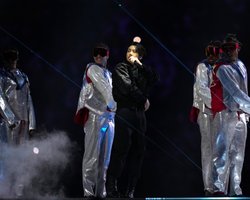 Джонгук из BTS и актер Морган Фримен выступили на церемонии открытия ЧМ-2022 в Катаре