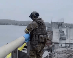 Конец оккупации правобережной Украины: на Антоновском мосту подняли сине-желтый флаг (видео)