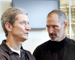 Тим Кук в Apple будет получать больше Стива Джобса