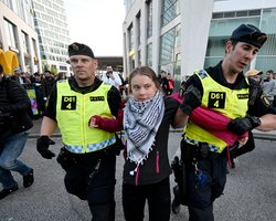 Задержали Грету Тунберг: пропалестинские демонстранты попытались сорвать "Евровидение 2024" (видео)