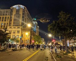 Трамп приказал использовать вертолеты для устрашения протестующих в Вашингтоне, – СМИ