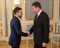 Зеленский обсудил ситуацию на Донбассе с главой ОБСЕ