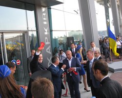 Янукович открыл аэропорт в Харькове