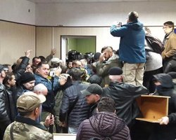 В суде забаррикадировались сторонники Коханивского