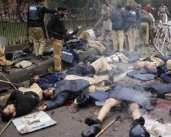 Во время парада в Пакистане смертник устроил взрыв