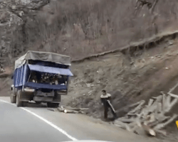 Не оставят даже деревце. Армяне, покидающие Карабах, вывозят с собой древесину