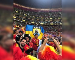 На матче ЧМ-2022 развернули флаг Украины с символикой полка "Азов" (фото)