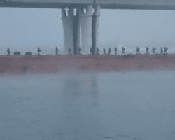 Росіяни йдуть: ЗС РФ пішки відступають через переправу під Антонівським мостом (відео)