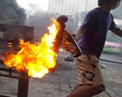 В Бангкоке подожгли телецентр: в здании около 100 человек