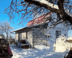 Українці втекли з Києва в село: як вони живуть в хаті за $8300, де нічого не було (фото)