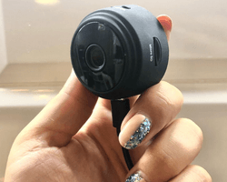 Девушка убиралась в доме и обнаружила скрытые камеры, которые то появлялись, то исчезали