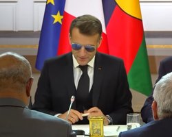 "Придется смириться": Макрон пришел на работу в солнцезащитных очках (видео)