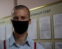 Кольченко присудили 40 часов общественных работ за участие в акции у посольства Беларуси