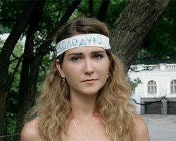 Активистка, голодающая за украинский язык, госпитализирована