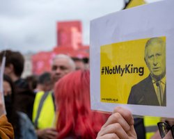 Накануне коронации Чарльза ІІІ арестовали протестующих, скандирующих "не мой король"