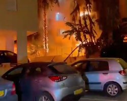 Обстрел Израиля: ракеты ХАМАС разрушили жилые дома в двух городах (видео)