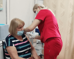 В Черновцах глава ОСББ вакцинировала целый дом (фото)