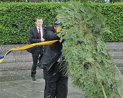Администрация президента запретила видео Януковича с венком 