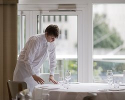 Молодежь уезжает: разрешение на выезд мужчин за границу бьет по украинскому бизнесу