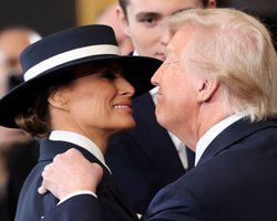 Дело в шляпе: Дональд Трамп не смог поцеловать Меланию на инаугурации (видео)