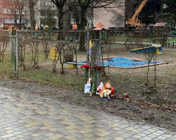 Авиакатастрофа в Броварах: люди несут игрушки и цветы к месту падения вертолета (фото)