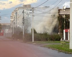 ЗС РФ атакували Херсон: снаряд влучив в будинок депутата, — ЗМІ (фото, відео)