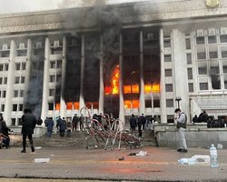 В Алматы сгорело захваченное протестующими здание мэрии, в городе не осталось силовиков