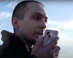 "Пап, я живой": первые эмоции украинских защитников, которые вернулись из плена (видео)