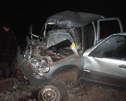 В Киевской области пьяный водитель ездил по путям и врезался в электричку