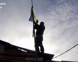 "Мы рядом": пограничники установили украинский флаг в "серой зоне" на Харьковщине (видео)