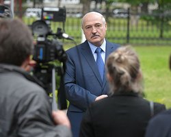 Лукашенко объяснил, почему не уходит: "Придут урки с прикорытниками"