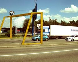 На въезде в Киев поставят золотые футбольные ворота