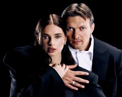 Олександр Усик здивував новим образом: боксер змінив зачіску і позував з дружиною (фото)