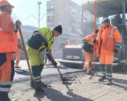 Много работы, мало зарплаты. Каких специалистов ищут перед Новым годом