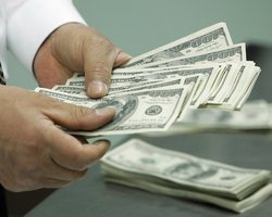 Кипр получил первые миллиарды финансовой помощи