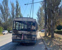 ЗС РФ з артилерії обстріляли тролейбус у Херсоні: є жертви (фото)