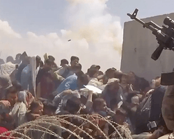 Паника, стрельба и слезоточивый газ: морпех США опубликовал кадры из аэропорта Кабула (видео)